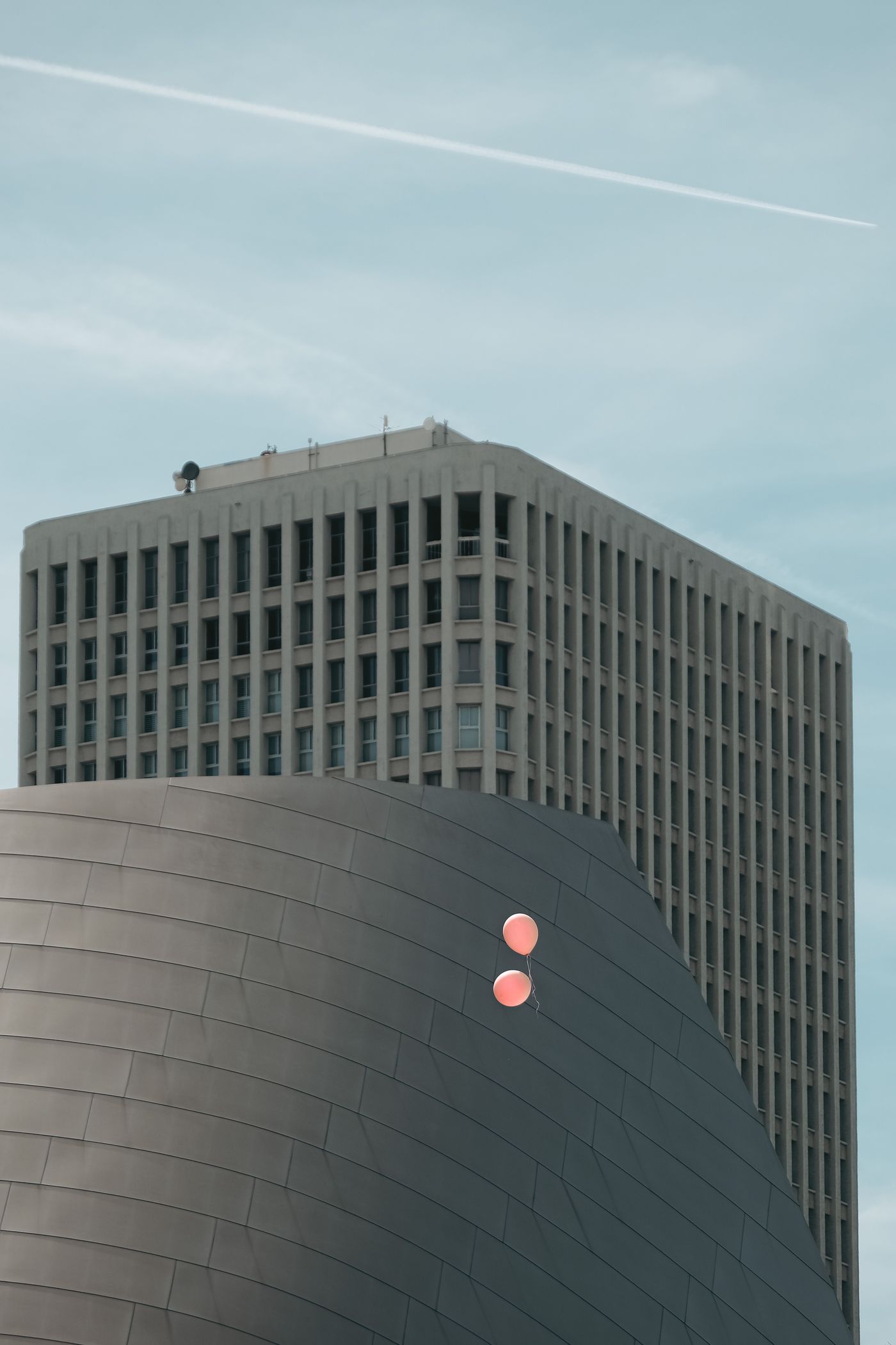 Moderne metallverkleidete Gebäudefassade